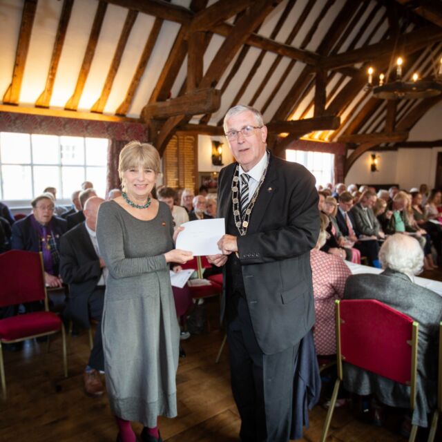 ✨The Immediate Past Mayor of Alcester, Cllr Vaughan Blake, is delighted to have raised £1,250 for the intergenerational charity Kissing it Better during his year in office. In these challenging times, it is so important to teach everyone what it can mean to be old! It is never too late to reach across the generations.
#Alcester #Kissingitbetter #mayorscharity