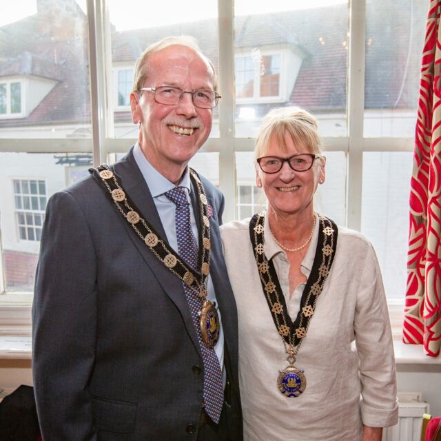 Congratulations to Cllr Mike Bowe, elected as Mayor of Alcester 2024-25 at the Annual Meeting at Alcester War Memorial Town Hall last night! Photographed here with his Consort, Mrs Sue Bowe.
#alcester