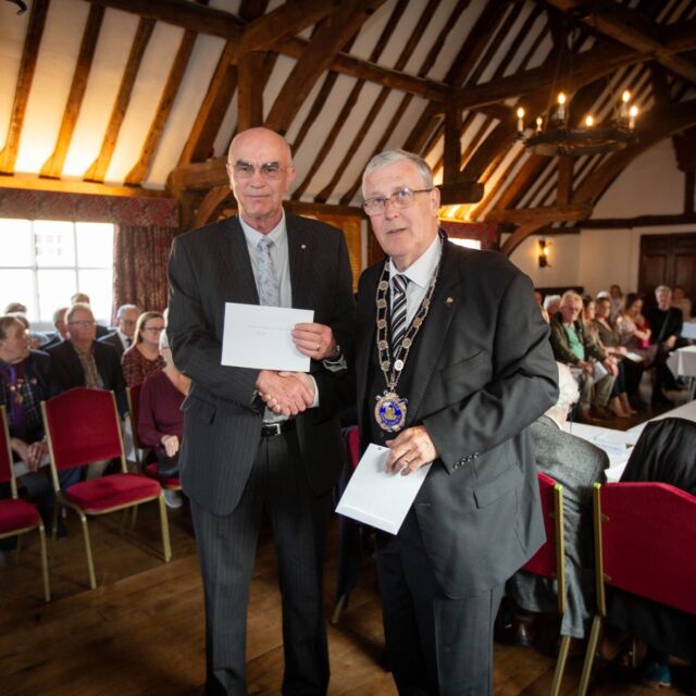 ✨The Immediate Past Mayor of Alcester, Cllr Vaughan Blake, is delighted to have raised £1,250 for Alcester and District Community First Responders, @AlcesterCfr one of his nominated charities, during his year in office.
#alcester #communityfirstresponders